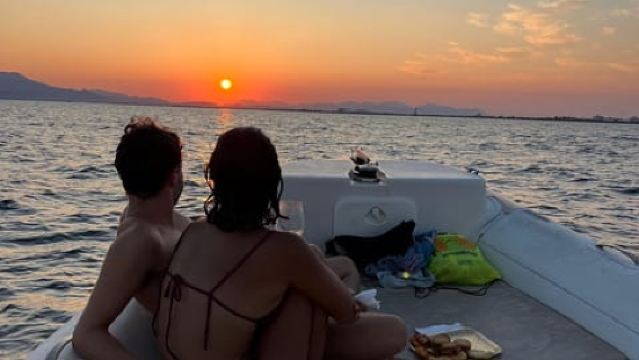 Cagliari: Bootstour bei Sonnenuntergang mit Aperitif und Prosecco