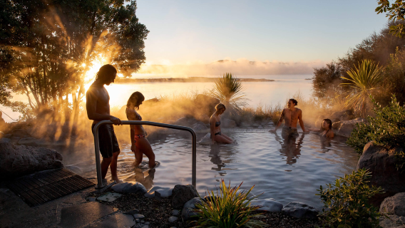 Tour nhóm nhỏ từ Auckland, New Zealand: Làng Maori Rotorua & Suối nước nóng Polynesia