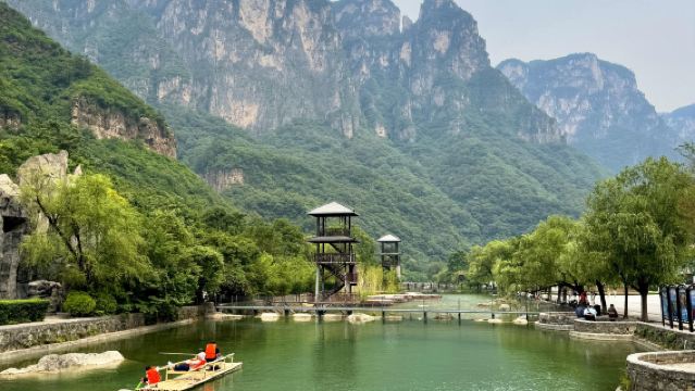 Excursion d'une journée à Jiaozuo avec service bilingue (anglais-chinois) : Mont Yuntai, Pic du Cornouiller, Palais de l'Empereur Xuan, Grotte du Roi des Médicaments et Gorge du Phénix