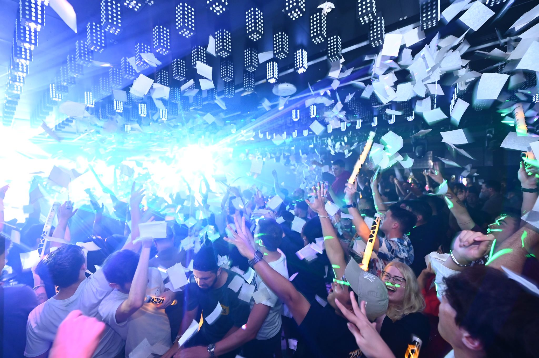 大阪道頓堀: GIRAFFE NIGHTCLUB 入場券 & VIP (外国人旅行者専用)