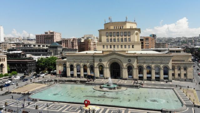 Excursión de un día en servicio de coche privado con conductor por la Plaza de la República, la Catedral de San Gregorio el Iluminador y el Museo de Historia de Ereván