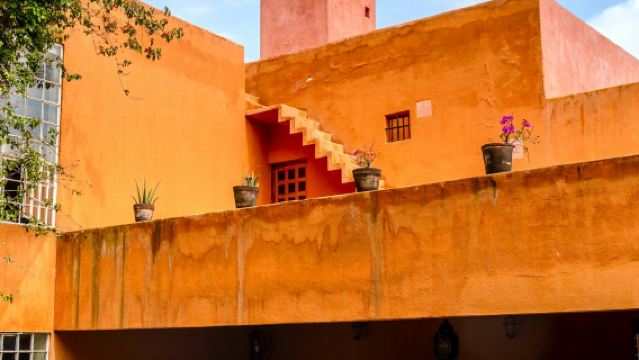 คาซา ออร์เตกา: ทัวร์นำเที่ยวมรดกของหลุยส์ บาร์รากัน