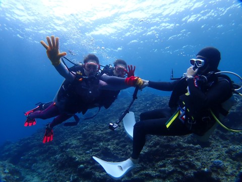 日本恩納村青之洞窟體驗潛水自由潛/浮潛2小時【沖繩青洞潛水/英語日語教練/港口乘船出發】