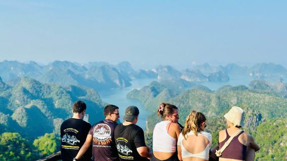 Von Cát Bà aus: Wanderung durch den Cat-Ba-Nationalpark zum friedlichen alten Dorf Viet Hai