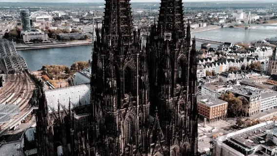 Excursión de un día ida y vuelta a Ámsterdam para pasear por el interior de la Catedral de Colonia y la orilla del río Rin
