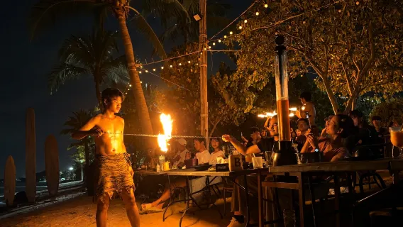 [NO.1 FIRESHOW] PATTAYA – DAM-2B Pad Thai Aftensmad med Ildshow for 2 + Gratis Fotografering