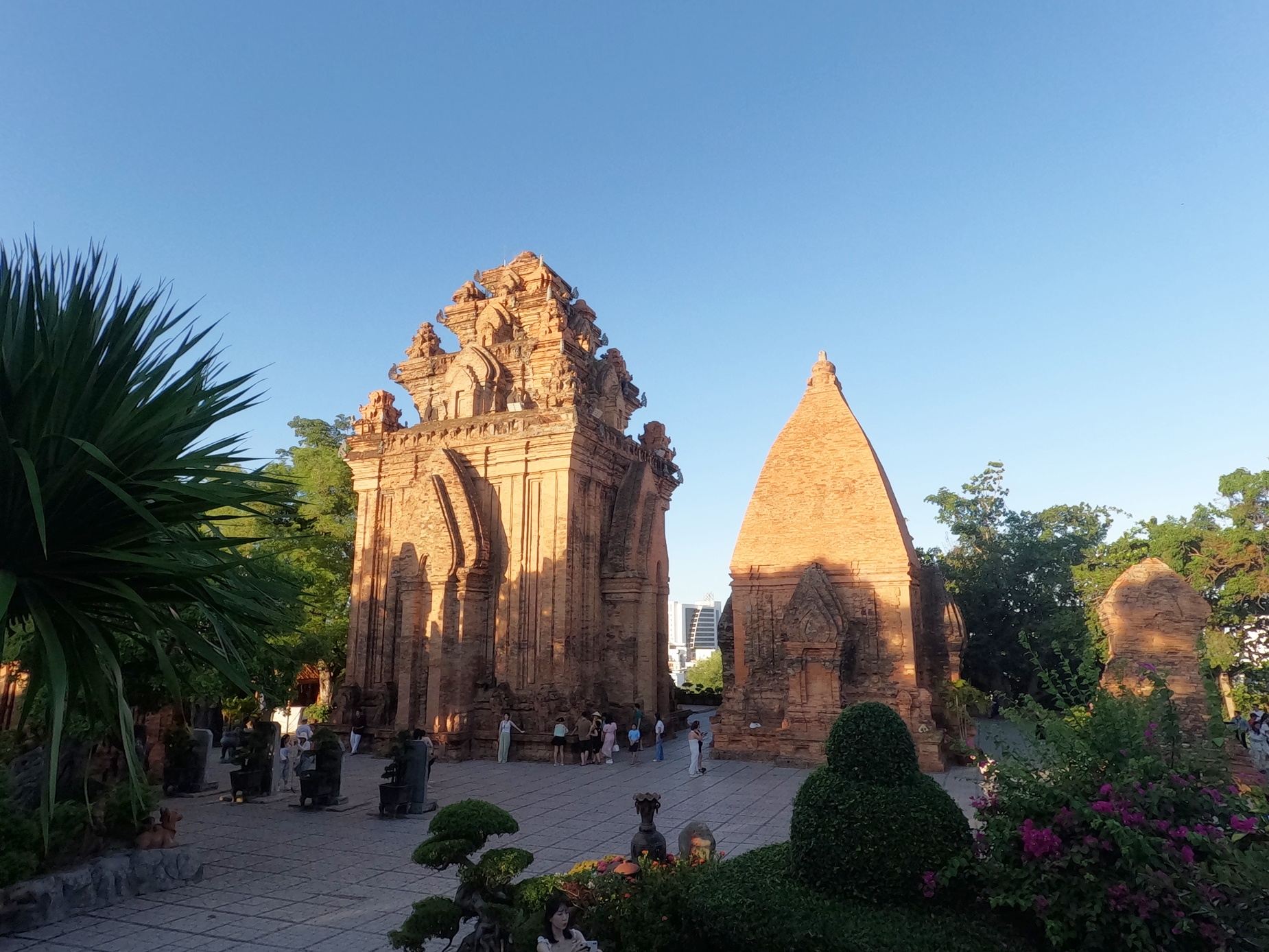 ทัวร์ส่วนตัว 1 วันในญาจาง (มหาวิหาร - ปราสาทหินโปนาการ์ - หินช้าง - บ่อโคลน)