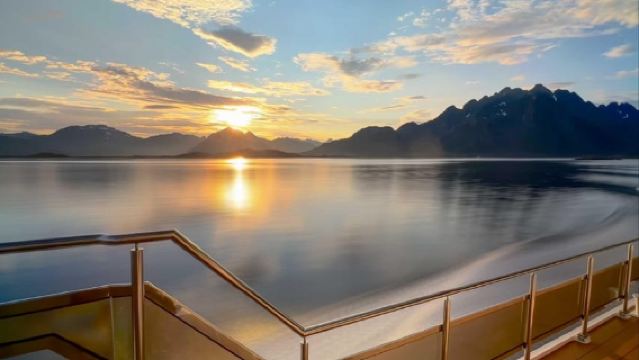 Tromsø: Summer Arctic Light Cruise with a Guide