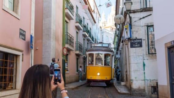 Alfama Photo Walk: Lisbon Photography Tour with a Local