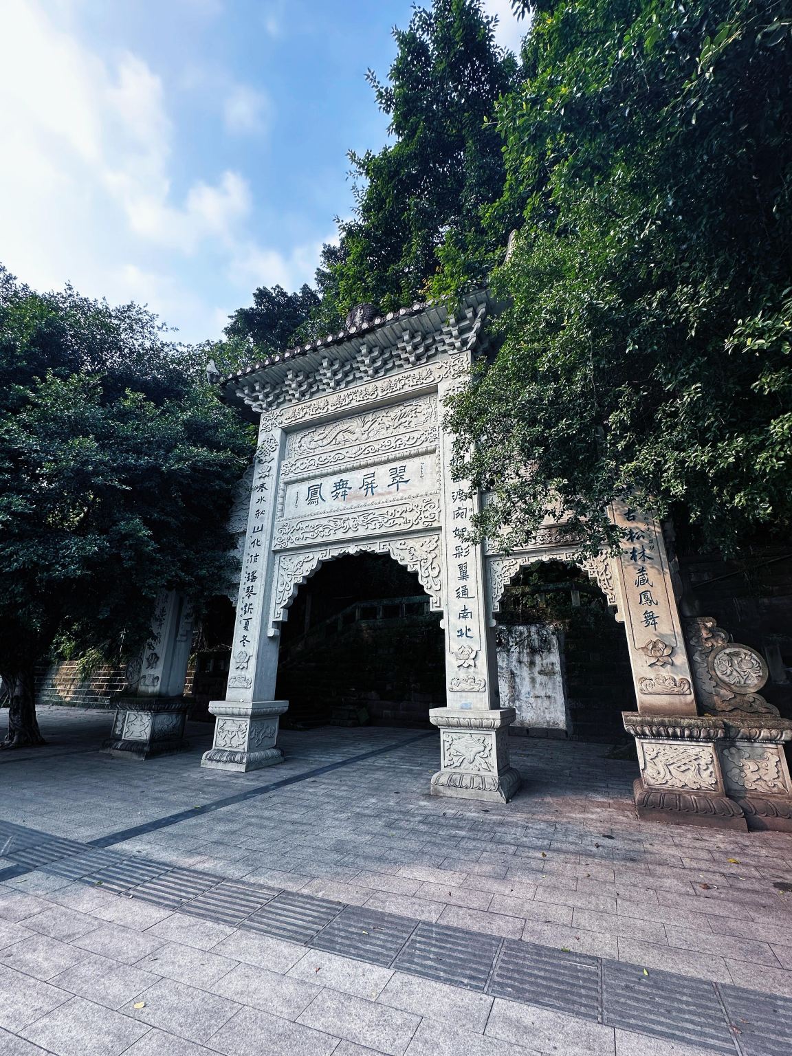 Tour di un giorno alle incisioni rupestri di Xianglongshan, alle sculture rupestri del tempio Donglin e al parco Daqian a Neijiang, Sichuan con servizio in inglese