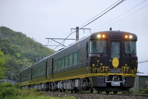 広島・宮島・岩国観光列車「はなあかり」チケット｜広島の特産品を使っ
