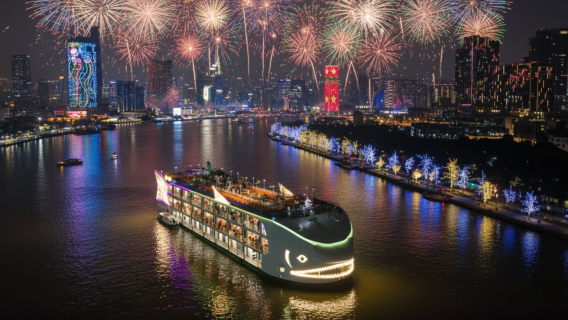 Ben Nghe cruise restaurant on the Saigon River in Ho Chi Minh City – enjoy dazzling night views and authentic local cuisine
