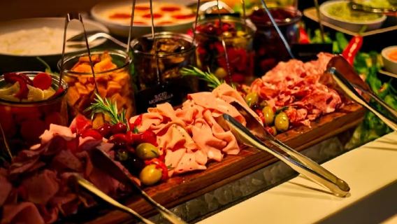 Restaurante buffet giratorio de la Torre de Sídney (vistas panorámicas 360° de Sídney + almuerzo/cena romántico + opción de asiento junto a la ventana)