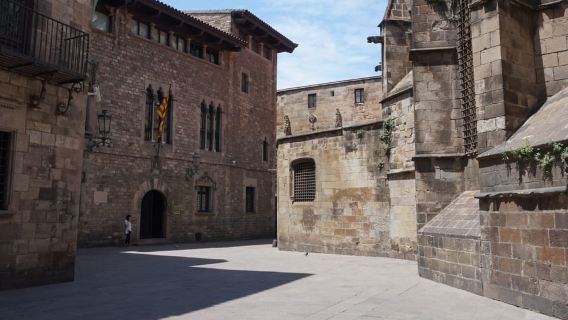 Barcelona: Gothic Quarter Legends Walking Tour with Tapas