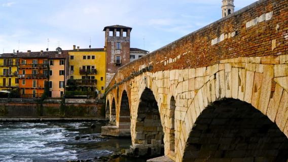 Verona: Old town walking tour with local stories-small group