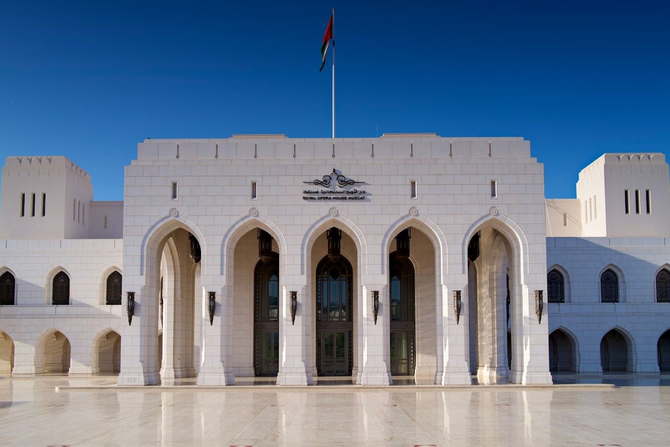 Noleggio con conducente esclusivo per tour di mezza giornata a Muscat, Oman con servizio di trasferimenti aeroportuali|Disponibile in diverse tipologie di veicolo