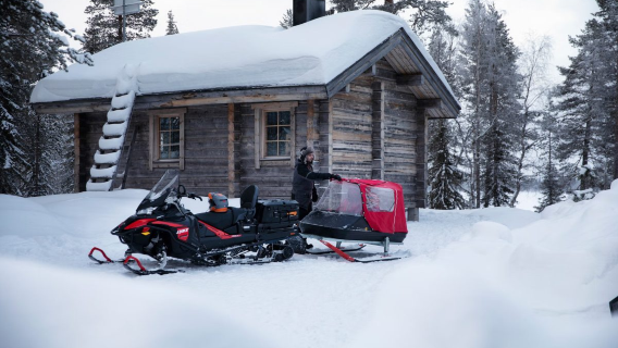 フィンランド・ロヴァニエミで楽しむオーロラ体験（ピクニック＆バーベキュー、スノーモービル、トナカイそりから選択可能）