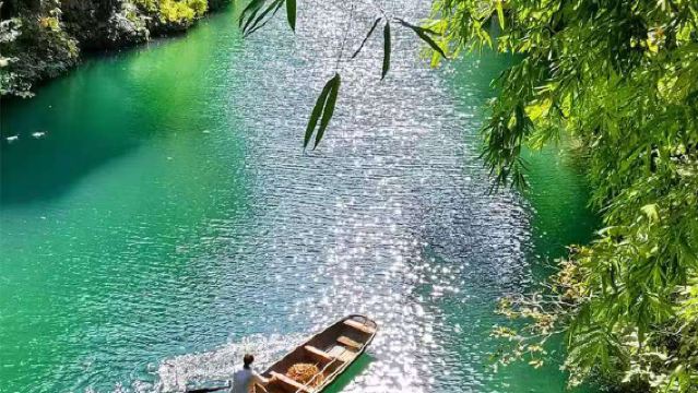 Berlepas dari Yichang · Lawatan Sehari ke Tiga Lurah dengan Bot atau Kereta · Menikmati Pemandangan Indah dan Persembahan Budaya