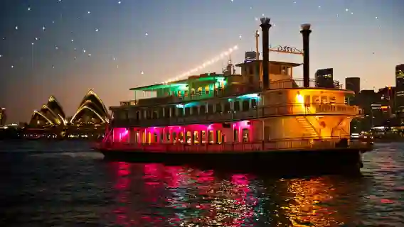 Sydney Harbour: Showboat Cruise + Dinner & Show