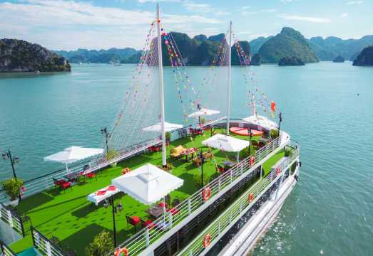 Apolo Premium 5-Star Ha Long Bay Cruise: Limousine, Jacuzzi, Kayaking,Caves & Buffet Lunch