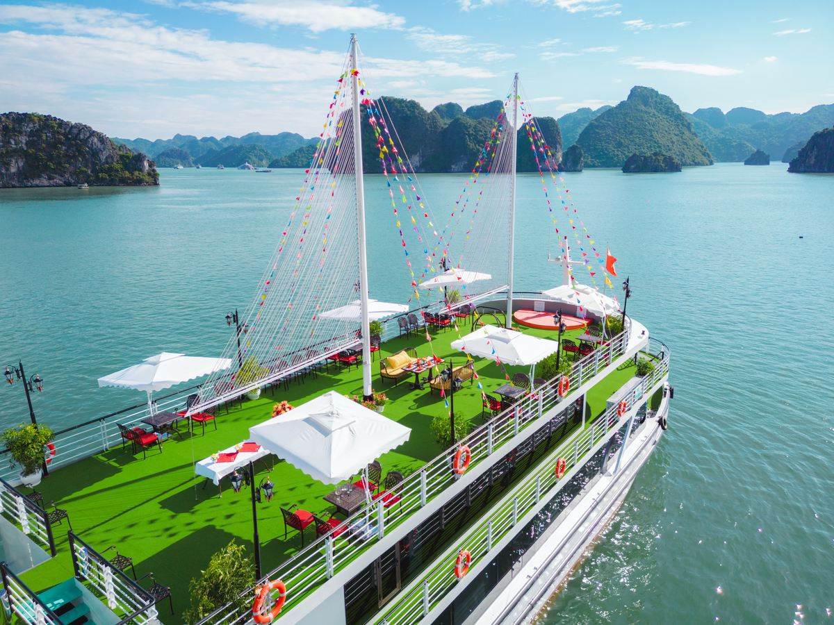 Apolo Premium 5-Star Ha Long Bay Cruise: Limousine, Jacuzzi, Kayaking,Caves & Buffet Lunch