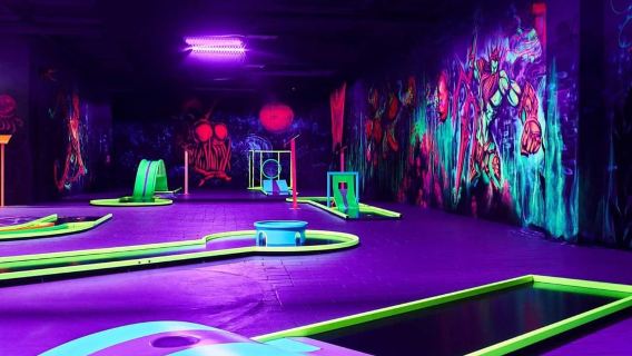 Innsbruck: 3D-Minigolf mit schillernden Lichteffekten