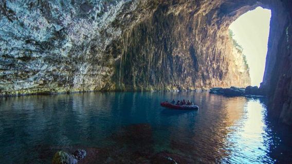Valona: isola di Sazan, grotta di Haxhi Ali e tour in barca di Karaburun