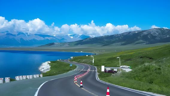 Excursión de un día desde Yining al lago Sayram y Guozigou con alquiler de coche y entradas incluidas.