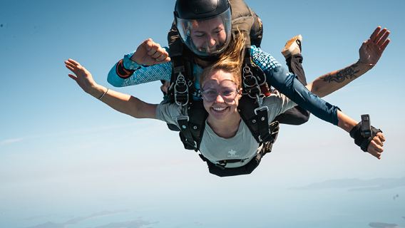 Viajes a Australia - Islas Whitsunday y Airlie Beach|Salto en paracaídas en la playa Whitehaven con traslado al hotel