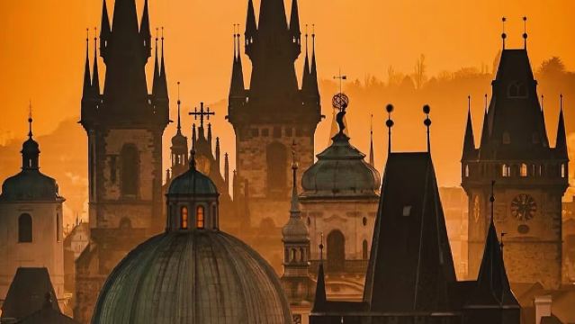 Lawatan sehari di bandar Prague - singgah di lokasi yang sama seperti dalam rancangan "Hua'er 7"