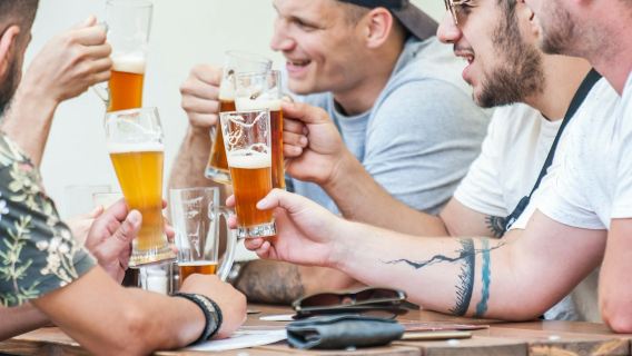 Praga: Visita guiada a las cervecerías y pubs del castillo + billete de tranvía