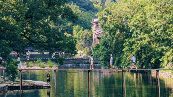 perjalanan satu hari ke Kota Kuno Yaoli, Desa Hanxi, dan Istana Porselen Desa Xinping di Jingdezhen, Provinsi Jiangxi, tersedia dengan layanan bahasa Inggris.