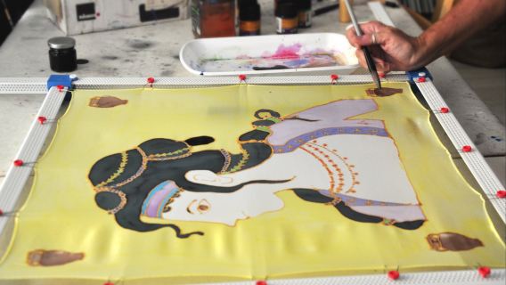 Buatlah suvenir atau lukisan syal sutra Yunani Anda sendiri.