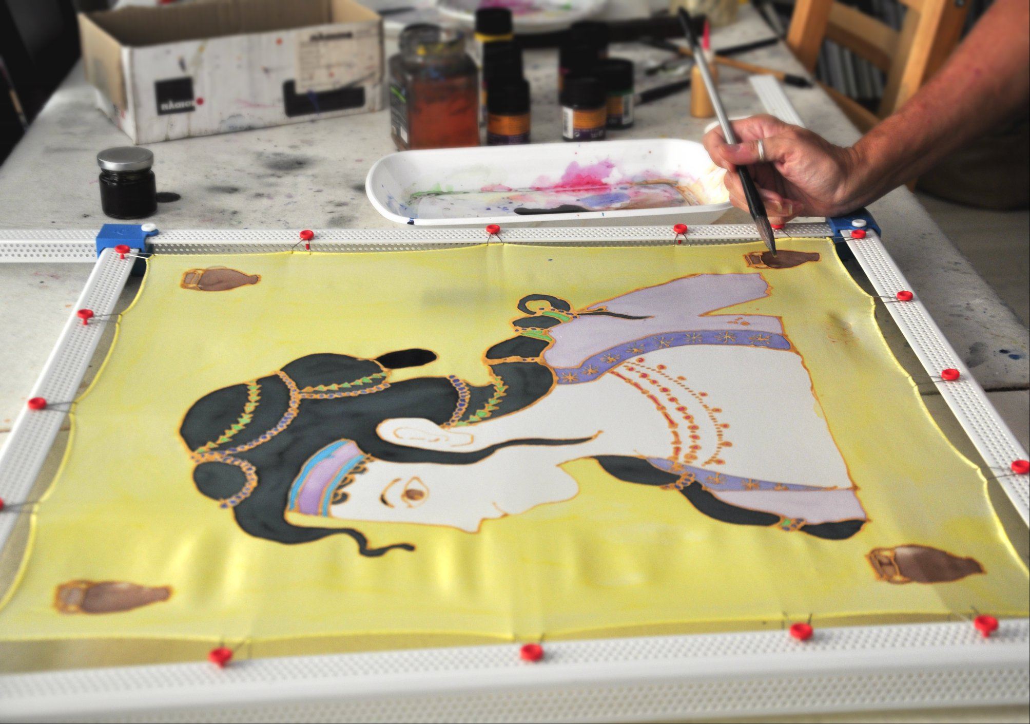 Creare con le proprie mani souvenir come sciarpe di seta greca o opere d'arte dipinte