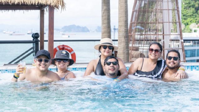 Hanoi: Dolphin 5-Star Family Cruise & Buffet in Ha Long Bay