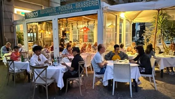 Naples: Culinary experience with a historic Neapolitan chef and wine ad libitum