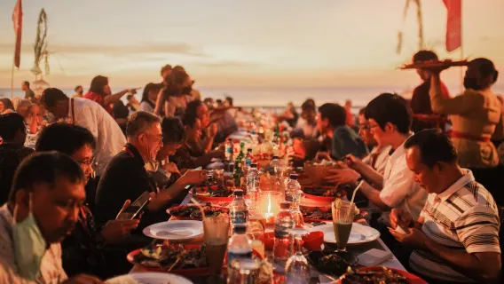 Cena a base di pesce e esperienza al tramonto al Teba Cafe