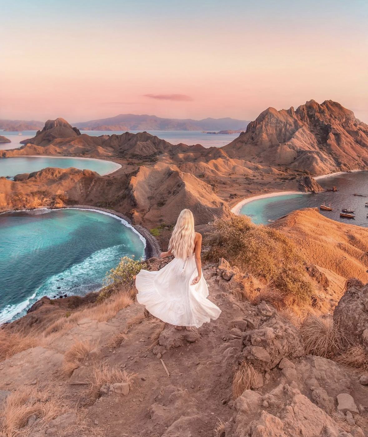 однодневный тур в Комодо с местным гидом, скоростной катер как у президента, розовый пляж, водные пещеры