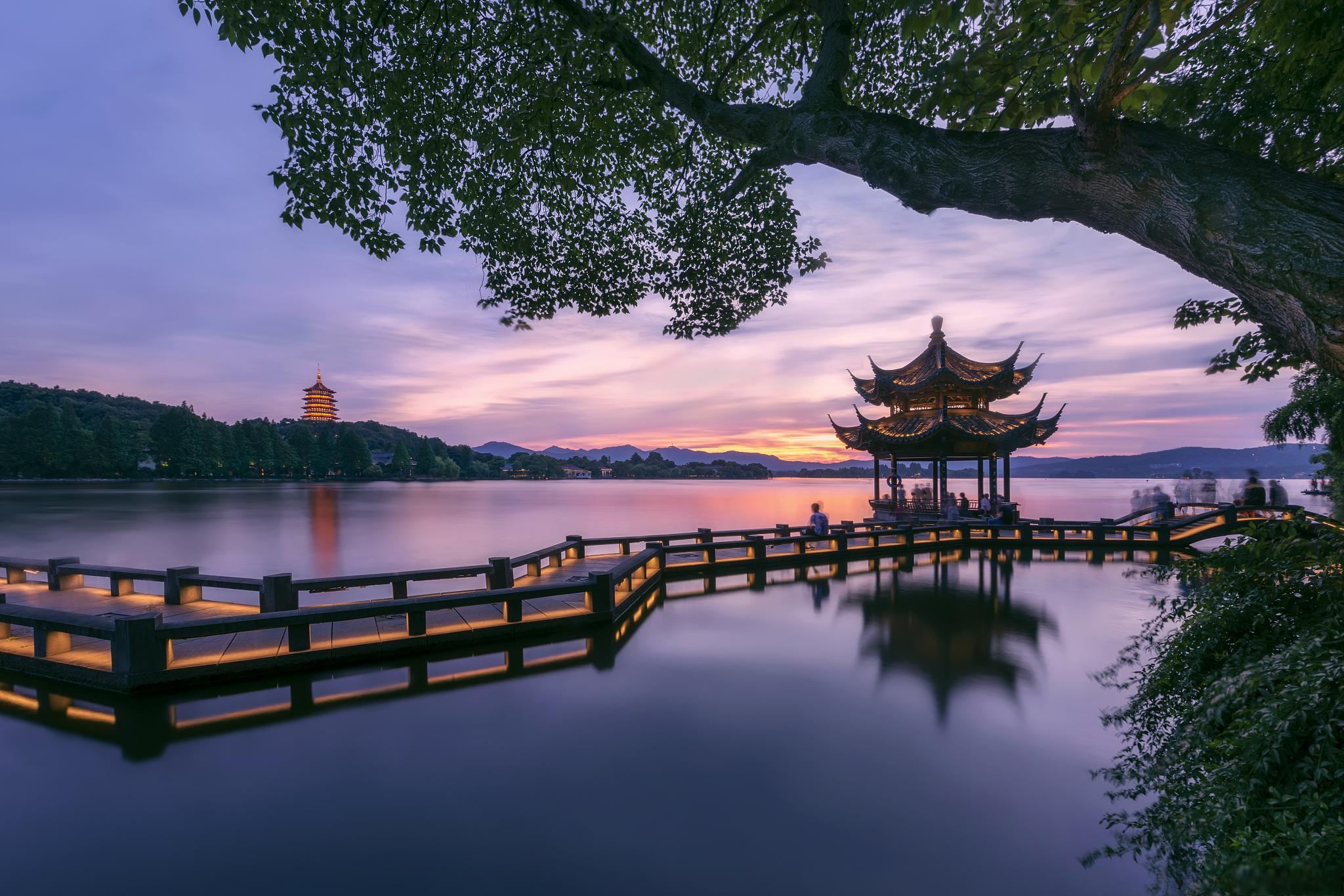 Half-day in-depth private guided tour of West Lake in Hangzhou