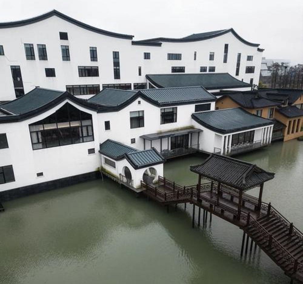 Partenza da Shanghai - Esperienza in barca a remi nella città d'acqua di Wuzhen, visita alla zona ovest di Wuzhen e al tipico villaggio rurale del Jiangnan - Artigianato a Wucun