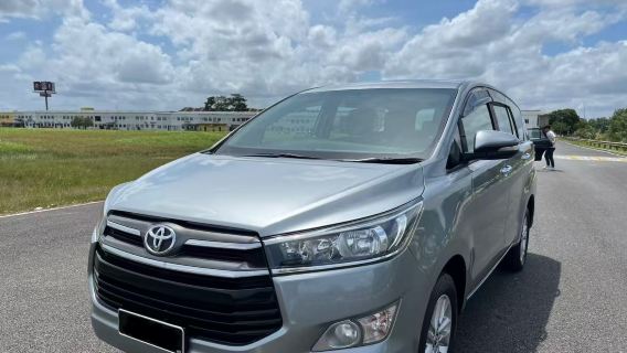 Alquiler de coche de 10 horas en la ciudad de Yakarta