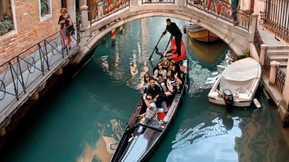 Venecia: Recorrido a pie y paseo en góndola