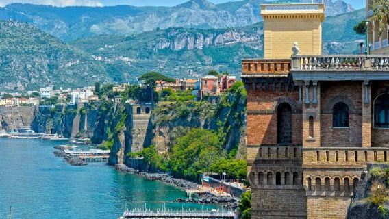 Pompeii ja Sorrento: Opastettu päiväretki kohteesta Napoli + lounas