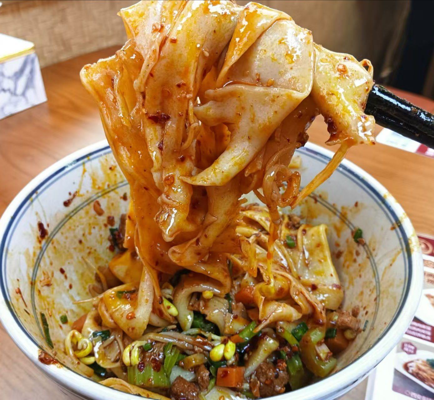 Tour gastronomico serale di Xi'an: esplora le reliquie della Via della Seta in tuk-tuk e assapora le prelibatezze notturne di Chang'an