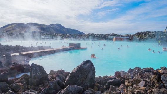 ไอซ์แลนด์ ทัวร์เดินป่าภูเขาไฟ Fagradalsfjall + บลู ลากูน 1 วัน รวมบริการรับส่งและตั๋วเข้าสปา