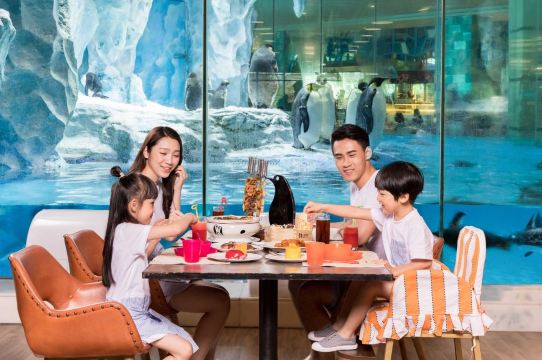 [Tiket Cepat] Voucher Makan untuk 2 Orang/3 Orang/Keluarga di Restoran Buffet Emperor Penguin, Hotel