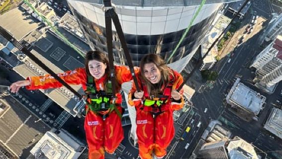 Auckland: SkyJump con biglietto d'ingresso alla Sky Tower