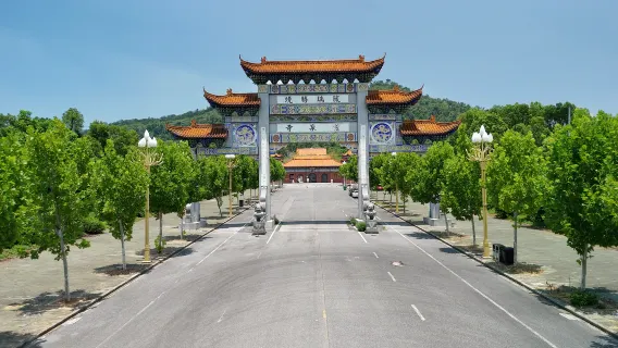 Półdniowa wycieczka piesza z przewodnikiem do świątyni Lingquan w górach Longquan w Wuhan | Odwiedź tysiącletnią świątynię i pozostałości grobowców królów Chu z dynastii Ming