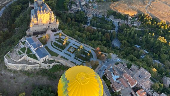 Segovia: Hot Air Balloon Flight with Breakfast and Cava