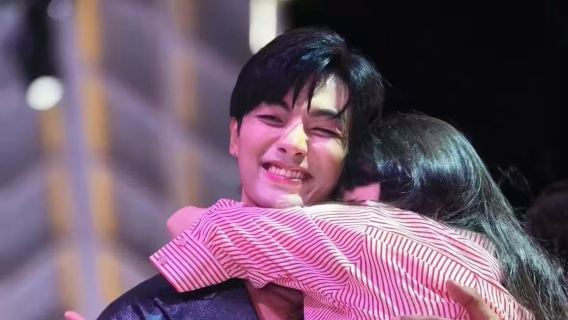 Pattaya, Tailandia - Oriental Princess Cruises, Oriental Carnival, el popular modelo masculino Nuo y la banda de chicos sirenas se presentan.|Bufé de lujo|Un crucero nocturno por la bahía de Pattaya